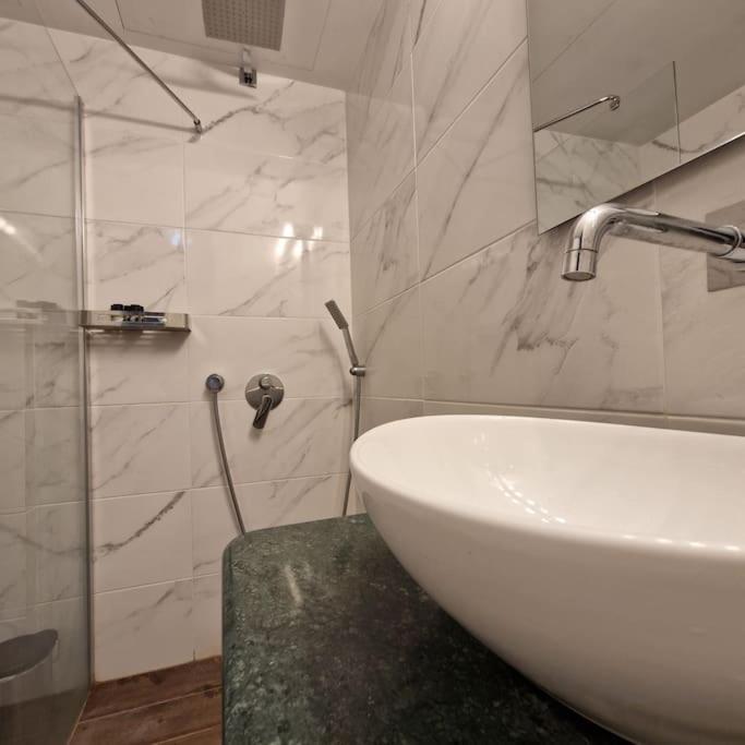 Chic Apt Near Acropolis - Avdi Square Athen Eksteriør billede